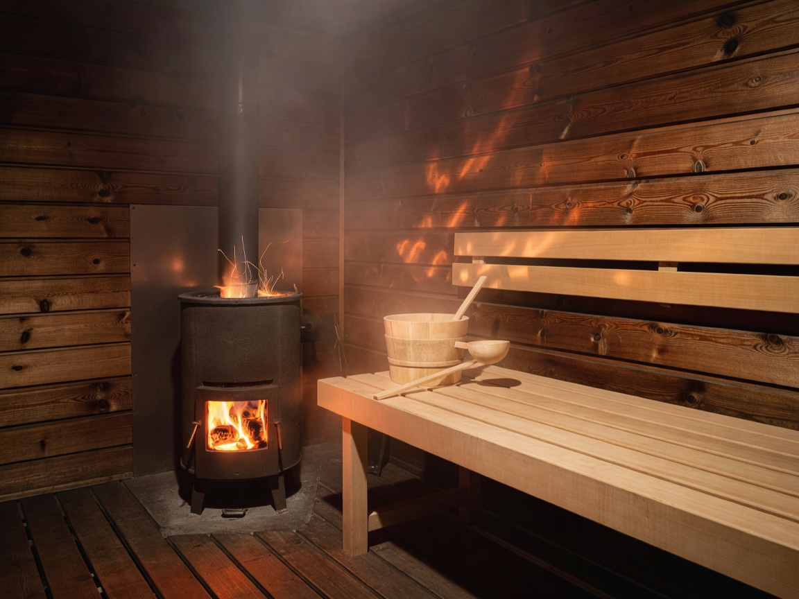 Suomalainen sauna lämpimässä puuvalaistuksessa